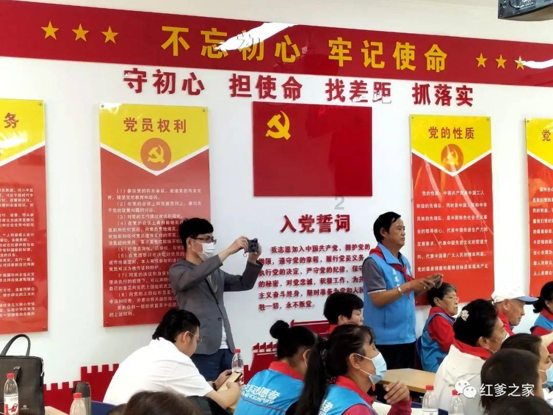 女子吹头发时发现吹风机突然红温冒烟,现在想想还有点后怕